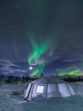 Aurora Borealis, Kuzey Işıkları Abisko Ulusal Parkı 'nda. Karlı açıklıkta ışıklı çadır. Laponya, İsveç.