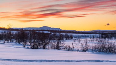Kış gününde gün doğumu manzarası. Güzel gün doğumu. Abisko Dağları Ulusal Parkı, Laponya, İsveç.