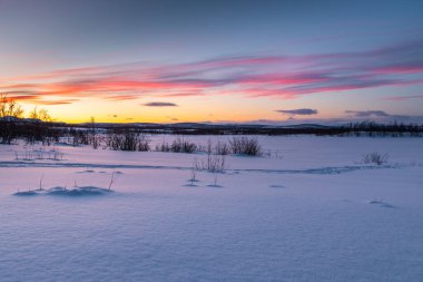 Kış gününde gün doğumu manzarası. Güzel gün doğumu. Abisko Dağları Ulusal Parkı, Laponya, İsveç.