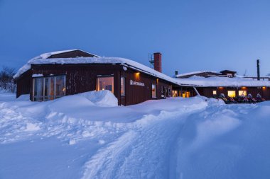 Kiruna, Lapland, İsveç - 03 Şubat 2020: Mattarahkka Kuzey Logosu manzarası. Güzel karlı kış. Laponya, İsveç.