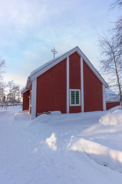 Jukkasjarvi Kilisesi, küçük ahşap bina. Kış mevsimi. Jukkasjarvi, Kiruna, Norrbotten County, İsveç.