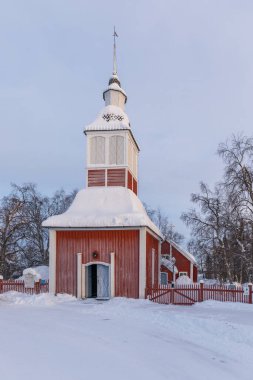Jukkasjarvi, İsveç - 04 Şubat 2020: Jukkasjarvi Kilisesi, küçük ahşap bina. Kış mevsimi.