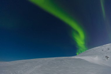 Kuzey ışığı, Kiruna 'nın etrafındaki tepelerde Aurora Borealis. Laponya, İsveç 'in kuzeyi..