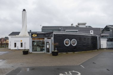 Kivik, İsveç - 07 Mart 2020: Küçük bir sahil kasabasının merkezindeki modern binalar. Restoran ve kafe.