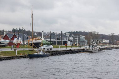 Kivik, İsveç - 07 Mart 2020: İsveç 'in doğu kıyısındaki Kivik limanı. Kasaba arka tarafta..