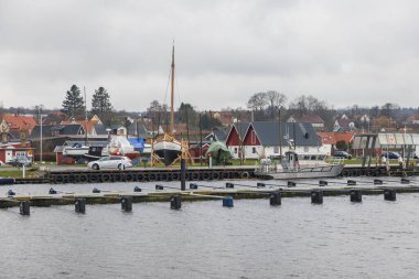 Kivik, İsveç - 07 Mart 2020: İsveç 'in doğu kıyısındaki Kivik limanı. Kasaba arka tarafta..