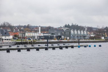 Kivik, İsveç - 07 Mart 2020: İsveç 'in doğu kıyısındaki Kivik limanı. Kasaba arka tarafta..