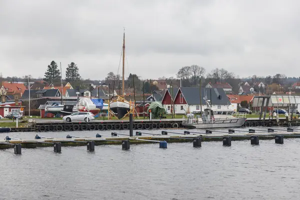 Kivik, İsveç - 07 Mart 2020: İsveç 'in doğu kıyısındaki Kivik limanı. Kasaba arka tarafta..