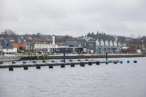 Kivik, İsveç - 07 Mart 2020: İsveç 'in doğu kıyısındaki Kivik limanı. Kasaba arka tarafta..