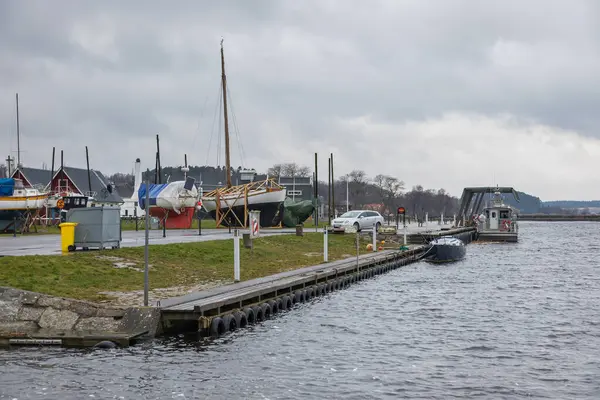 Kivik, İsveç - 07 Mart 2020: İsveç 'in doğu kıyısındaki Kivik limanı. Kasaba arka tarafta..