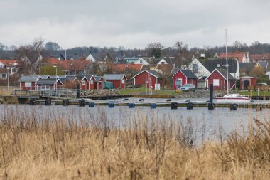 Kivik, İsveç - 07 Mart 2020: İsveç 'in doğu kıyısındaki Kivik limanı. Ahşap kırmızı evler.
