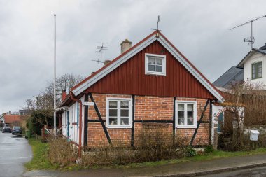 Kivik, Swedem - 07 Mart 2020: İsveç 'in güneyindeki küçük Kivik liman kasabasında geleneksel mimari.