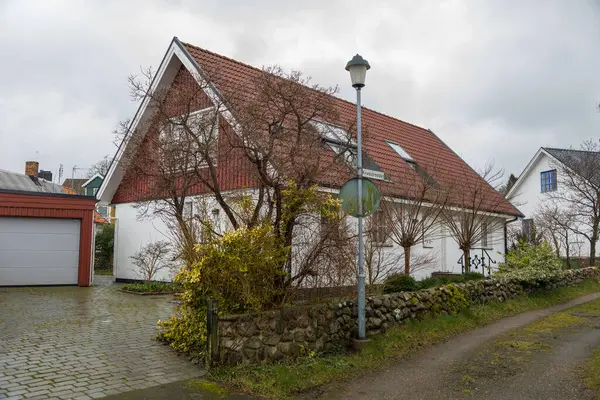 Kivisk, İskandinav, İsveç - 07 Mart 2020: İsveç 'in güneyindeki küçük Kivik liman kasabasında geleneksel mimari. Kivik, İskandinav, İsveç.