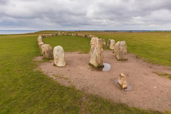 Ales Stenar taş çemberi, İsveç 'in güneyindeki İskandinav bölgesinde taş gemi oval..