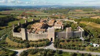 Yaz mevsiminde Monteriggioni ortaçağ köyünün havadan görünüşü. Monteriggioni, Siena, Toskana, İtalya