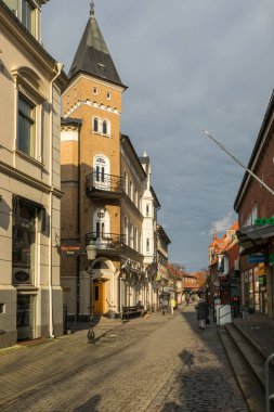 Ystad, İsveç - 7 Mart 2020: Eski kentteki bir kaldırım taşı caddesi boyunca geleneksel tarihi binalar.