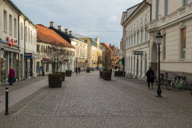 Ystad, İsveç - 7 Mart 2020: Eski kentteki bir kaldırım taşı caddesi boyunca geleneksel tarihi binalar.