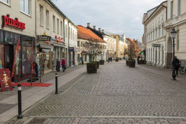 Ystad, İsveç - 7 Mart 2020: Eski kentteki bir kaldırım taşı caddesi boyunca geleneksel tarihi binalar.