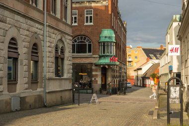 Ystad, İsveç - 7 Mart 2020: Eski kentteki bir kaldırım taşı caddesi boyunca geleneksel tarihi binalar.