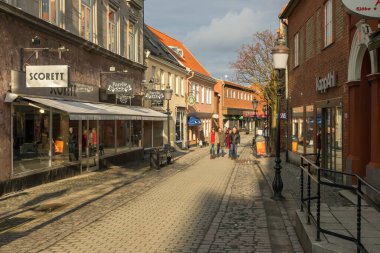 Ystad, İsveç - 7 Mart 2020: Eski kentteki bir kaldırım taşı caddesi boyunca geleneksel tarihi binalar.