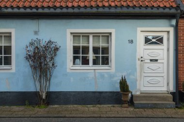 Beyaz kapılı, pencereli ve Ystad, İsveç 'te 18 numaralı büyüleyici açık mavi ev..
