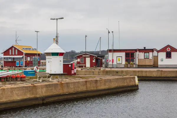 Torekov, İsveç - 8 Mart 2020: Bulutlu bir öğleden sonra tabela, restoran ve ağaçlı liman bölgesi.