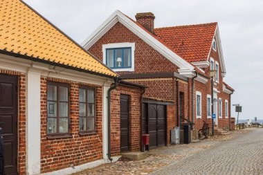 Torekow İsveç 8 Mart 2020: Geleneksel tuğladan evler ve deniz manzaralı sessiz bir cadde.