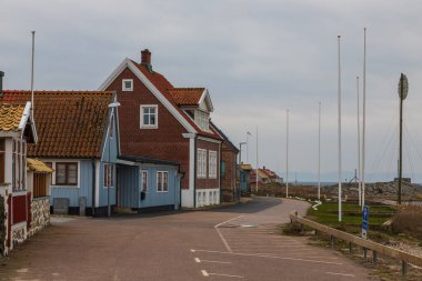 Torekow İsveç 8 Mart 2020: Geleneksel tuğladan evler ve deniz manzaralı sessiz bir cadde.