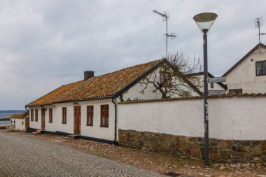 Renkli eski evler ve İsveç 'in Torekov kıyı kasabasında huzurlu bir yerleşim yeri..