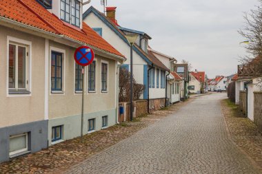 Torekow, İsveç 8 Mart 2020: Geleneksel İsveç evleri ve kiremitli çatıları olan sakin bir yerleşim yeri.