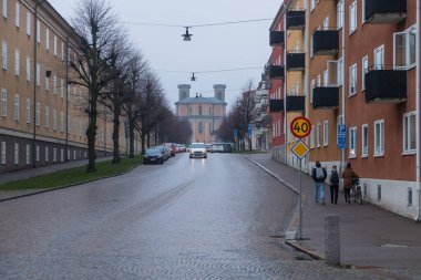 Karlskrona, İsveç 9 Mart 2020: Tarihi kıyı kenti Karlskrona 'da ahşap evler ve liman bölgesiyle rıhtım manzarası.