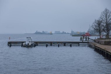Karlskrona, İsveç 9 Mart 2020: Tarihi kıyı kenti Karlskrona 'da ahşap evler ve liman bölgesiyle rıhtım manzarası.