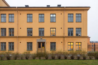 Karlskrona, İsveç 9 Mart 2020: Karlskrona 'da sarı tarihi bir binanın simetrik ön görüntüsü.