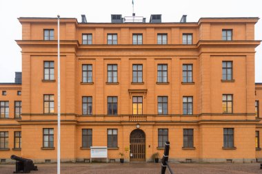 Karlskrona, İsveç 9 Mart 2020: Karlskrona 'da sarı tarihi bir binanın simetrik ön görüntüsü.