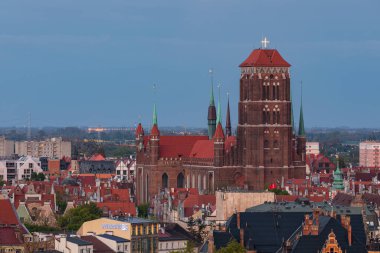 Gdansk, Polonya 16 Mayıs 2020: Saint Mary Bazilikası ve çevresindeki binaların alacakaranlıktaki görüntüsü.
