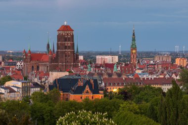 Gdansk, Polonya 16 Mayıs 2020: Saint Mary Bazilikası ve çevresindeki binaların alacakaranlıktaki görüntüsü.