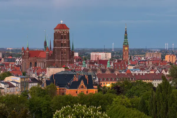 Gdansk, Polonya 16 Mayıs 2020: Saint Mary Bazilikası ve çevresindeki binaların alacakaranlıktaki görüntüsü.