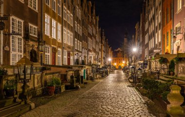 Gdansk, Polonya 16 Mayıs 2020: Eski Kentteki Mariacka Caddesi, tarihi mimarisi ve dekoratif verandalarıyla tanınan Gdansk gece aydınlandı.