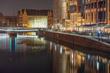 Gdansk, Polonya 15 Kasım 2020: Yat ve modern binaların olduğu marina gece manzarası.