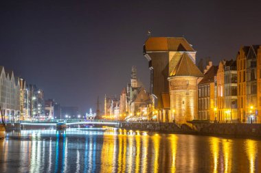 Gdansk, Polonya 15 Kasım 2020: Yat ve modern binaların olduğu marina gece manzarası.
