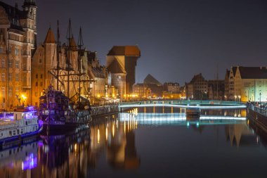 Gdansk, Polonya 15 Kasım 2020: Yat ve modern binaların olduğu marina gece manzarası.