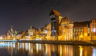 Gdansk, Polonya 15 Kasım 2020: Yat ve modern binaların olduğu marina gece manzarası.