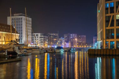 Gdansk, Polonya 15 Kasım 2020: Yat ve modern binaların olduğu marina gece manzarası.