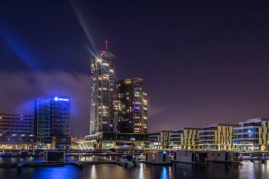 Gdynia, Polonya 22 Kasım 2020: Aydınlatılmış Deniz Kuleleri ve konut binalarıyla gece limanı.