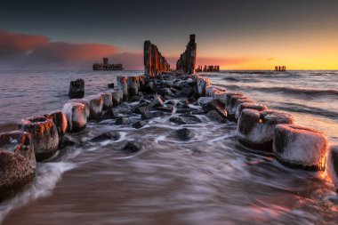 Babie Doly, Gdynia, Polonya 'daki donmuş dalgalar ve deniz dalgaları görülebilir torpido istasyonunu harabeleri.