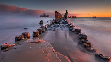 Babie Doly, Gdynia, Polonya 'daki donmuş dalgalar ve deniz dalgaları görülebilir torpido istasyonunu harabeleri.
