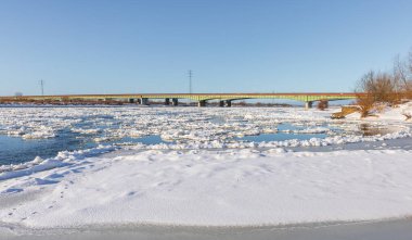 Polonya 'daki bir otoyol köprüsünün altında yüzen buzlar sürüklenirken, Vistula Nehri kar ve buzla kaplanıyor..