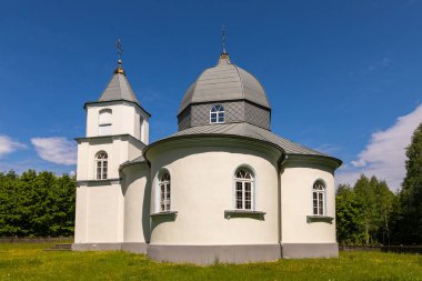 Stara Grzybowszzyzna, Podlasie 'de yemyeşil ile çevrili yuvarlak kubbeli küçük beyaz bir Ortodoks kilisesi. Polonya.