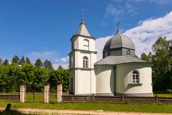 Stara Grzybowszzyzna, Podlasie 'de yemyeşil ile çevrili yuvarlak kubbeli küçük beyaz bir Ortodoks kilisesi. Polonya.