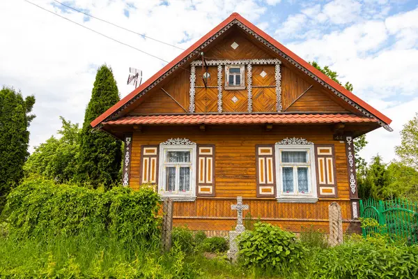 Polonya 'nın Podlasie kentindeki Soce' de beyaz dantel süslemeli ve panjurlu geleneksel ahşap ev..